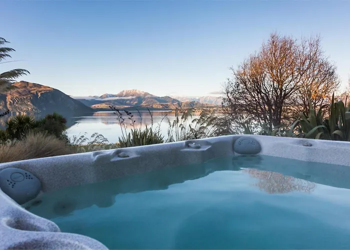 Appartement Strikingly Designed In Timber And Glass Wanaka