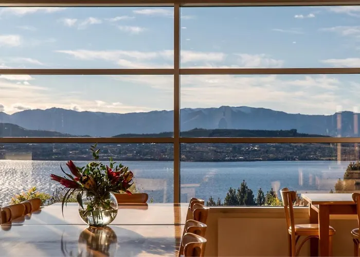 Appartement Strikingly Designed In Timber And Glass