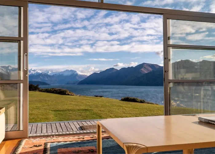 Strikingly Designed In Timber And Glass Appartement *