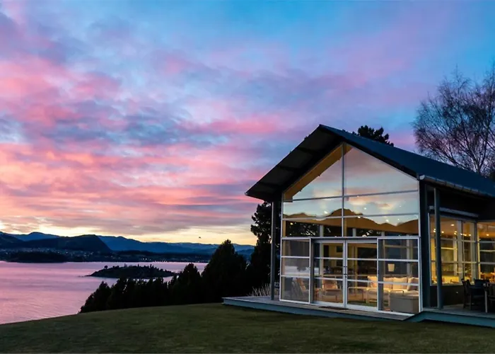 Strikingly Designed In Timber And Glass Appartement Wanaka