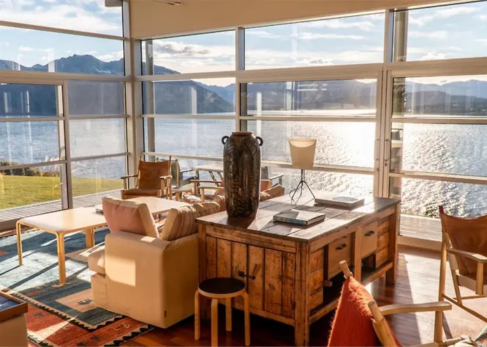 Appartement Strikingly Designed In Timber And Glass Wanaka