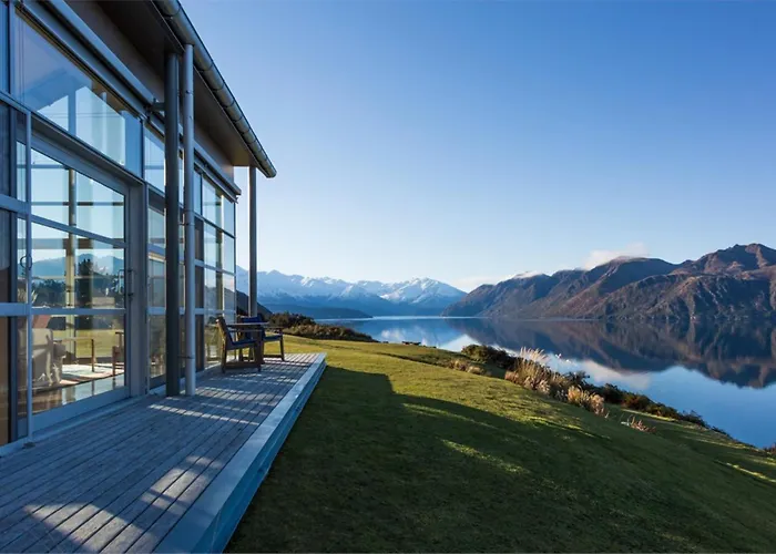 Strikingly Designed In Timber And Glass Appartement *